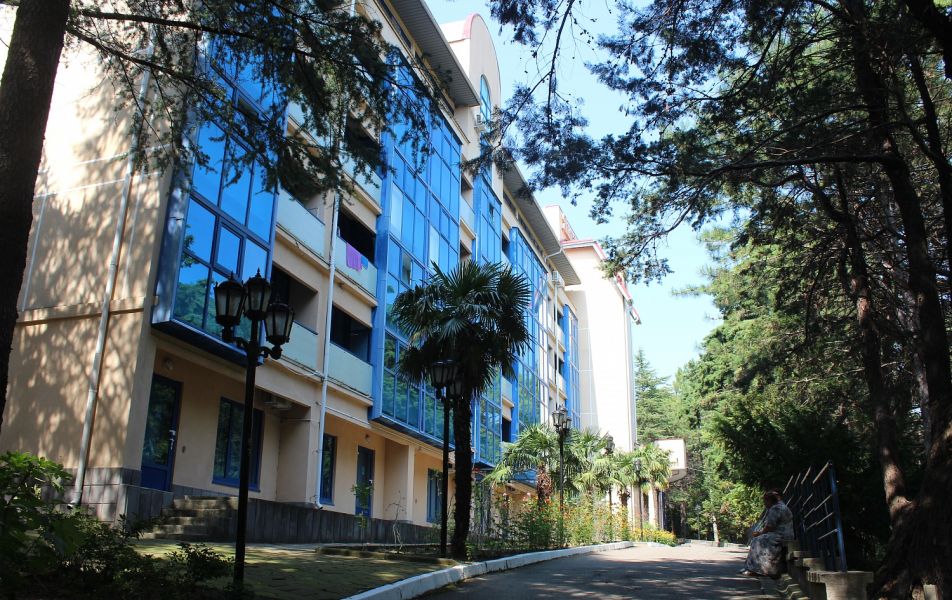 Санаторий Янтарь ФГБУ «СКК «Сочинский» МО РФ Лазаревское, Сочи - Фото 1. Фасад