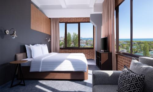 Отель Beton Brut Ultra All Inclusive SPA Витязево, Анапа - Фото 51. Джуниор 3-местный (вид на море, 1 балкон)