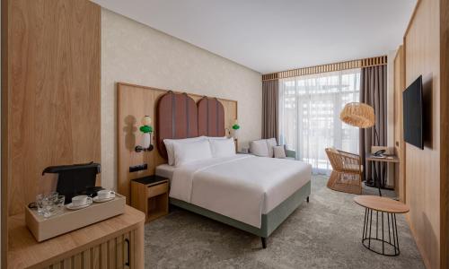 Miracleon Fюnf Luxury Resort SPA Anapa Витязево, Анапа - Фото 2. Делюкс 2-местный (вид на бассейн, двуспальная кровать)