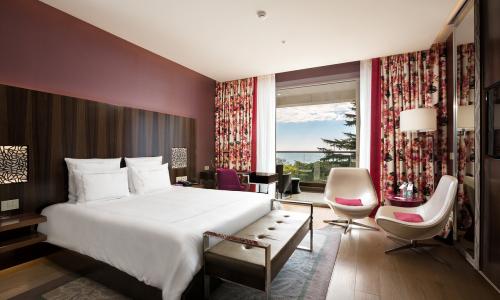 Свисс отель Резорт Сочи Камелия / «Swissotel Resort Sochi Kamelia» Сочи - Фото 2. Номер Swiss Advantage 2-местный Кинг (с видом на море, с двуспальной кроватью)