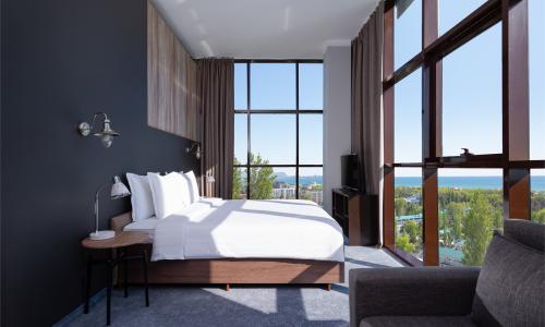 Отель Beton Brut Ultra All Inclusive SPA Витязево, Анапа - Фото 56. Люкс 3-местный (с панорамными окнами и вид на море)