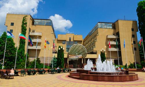 Санаторий Целебный Нарзан Кисловодск - Фото 1. Территория