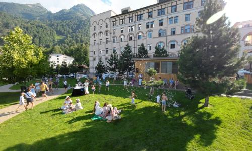 Panorama by Mercure Krasnaya Polyana Эсто-Садок, Сочи - Фото 11. Лужайка