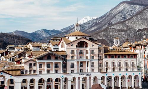 Courtyard by Marriott Sochi Krasnaya Polyana Hotel Эсто-Садок, Сочи - Фото 2. Внешний вид