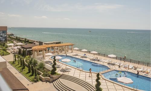 Отель Ribera Resort & SPA Евпатория - Фото 25. Открытый бассейн вид из номера