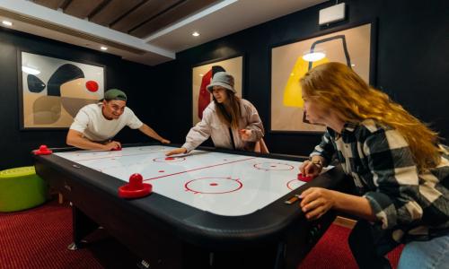 Отель Ibis Styles / Ибис Стайлс Красная Поляна Эсто-Садок, Сочи - Фото 15. Аэрохоккей