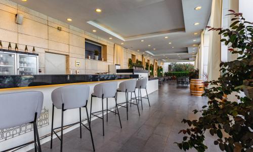 «Mantera Resort Congress 5*» / «Мантера Резорт и Конгресс» отель Сочи - Фото 16. Бар у бассейна