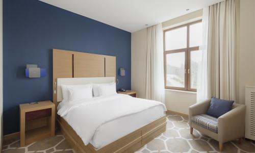 Отель Novotel Resort and spa Krasnaya Polyana Эсто-Садок, Сочи - Фото 42. Супериор 2-местный (вид на город) КИНГ