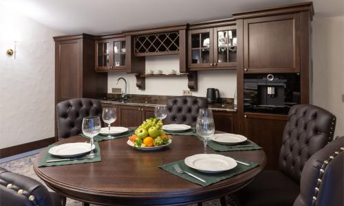 Озон Архыз отель Архыз - Фото 13. Еxecutive suite 6-местный 4-комнатный (пентхаус с балконами)