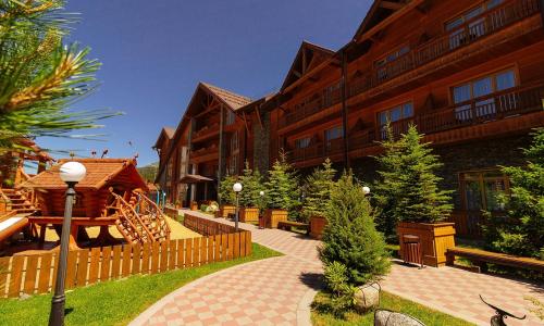 «Arkhyz Royal Resort & Spa» / «Архыз Роял Резорт и СПА» отель Архыз - Фото 9. Территория
