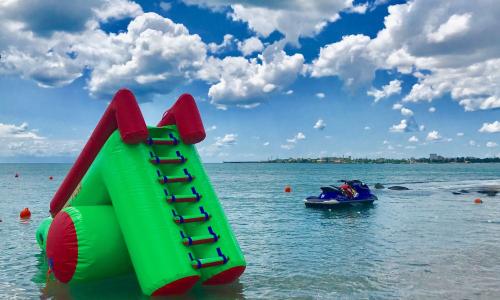 Отель Ribera Resort & SPA Евпатория - Фото 12. Пляж с горкой