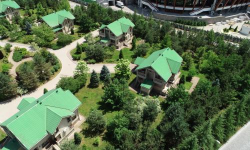 Гранд Отель Поляна Эсто-Садок, Сочи - Фото 7. Вид на территорию, коттеджи