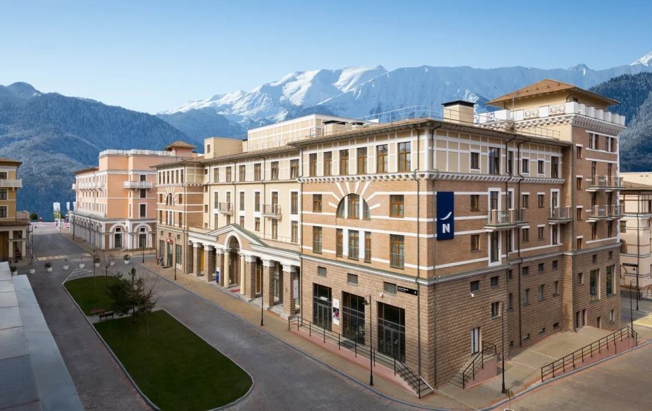 Отель Novotel Fit / Новотель Фит Красная Поляна Эсто-Садок, Сочи - Фото 1. Фасад