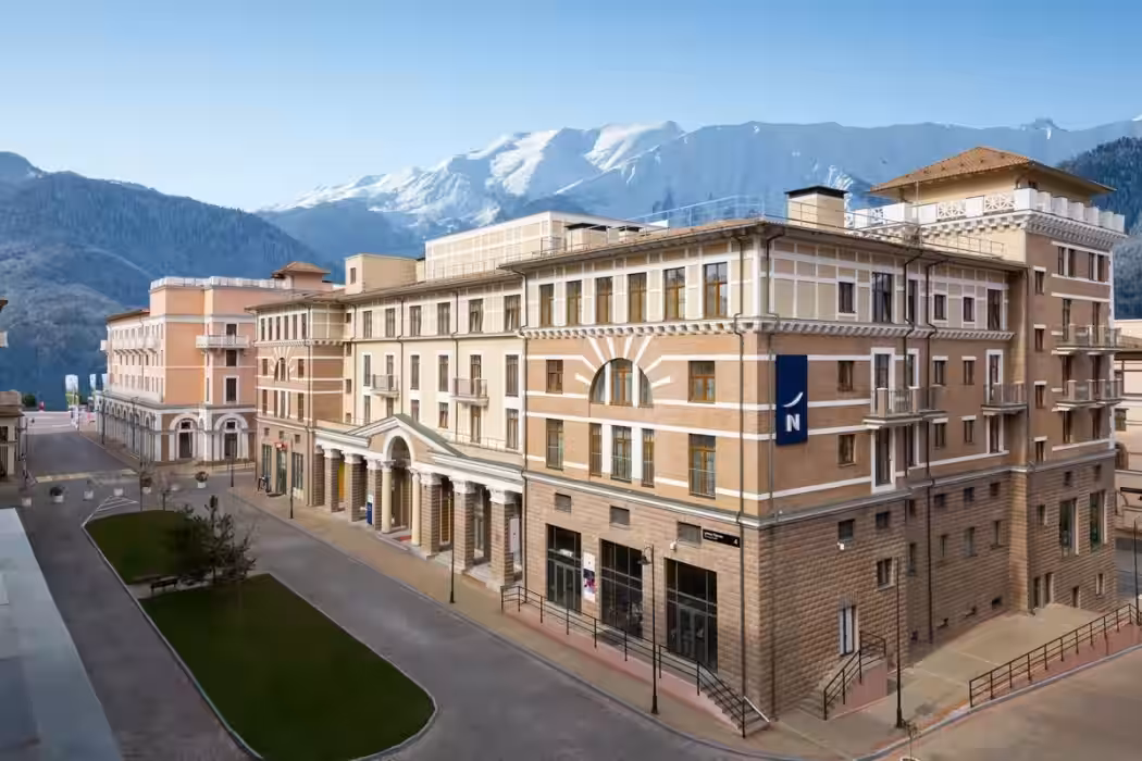 Отель Novotel Fit / Новотель Фит Красная Поляна Эсто-Садок, Сочи - Фото 1. Фасад
