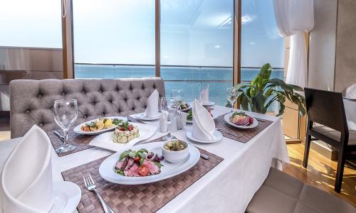 Отель Ribera Resort & SPA Евпатория - Фото 32. Ресторан Oblaka