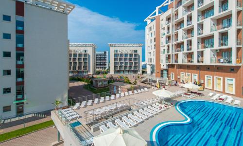 Отель Бридж Резорт / Bridge Resort Сочи - Фото 5. Терасса у открытого бассейна
