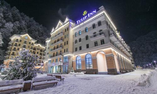 Отель «Tulip Inn» / Тюлип Инн Роза Хутор, Сочи - Фото 3. Внешний вид зимой