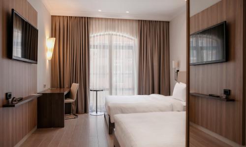 Courtyard by Marriott Sochi Krasnaya Polyana Hotel Эсто-Садок, Сочи - Фото 55. Люкс Джуниор 4-местный 3-комнатный