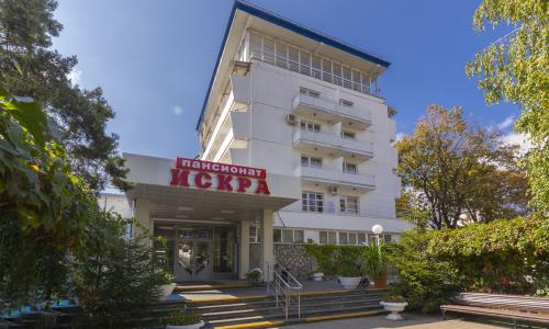 Пансионат Искра Пятигорск - Фото 1. Фасад