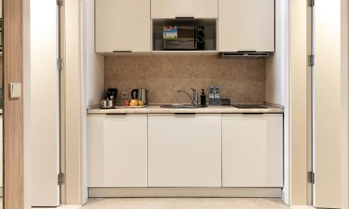 Courtyard by Marriott Sochi Krasnaya Polyana Hotel Эсто-Садок, Сочи - Фото 57. Люкс Джуниор 4-местный 3-комнатный