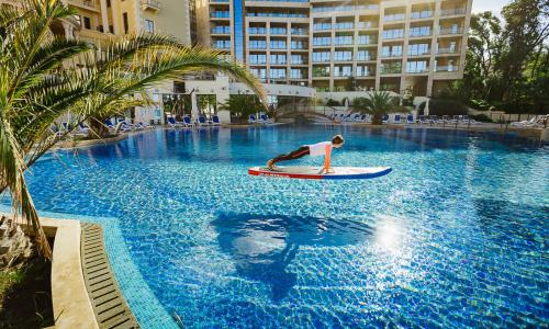 Свисс отель Резорт Сочи Камелия / «Swissotel Resort Sochi Kamelia» Сочи - Фото 32. Бассейн открытый