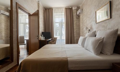 Amra Park-hotel SPA Гагра - Фото 151. Фэмили Сюит 4-местный 2-комнатный (с балконом, корпус 2)
