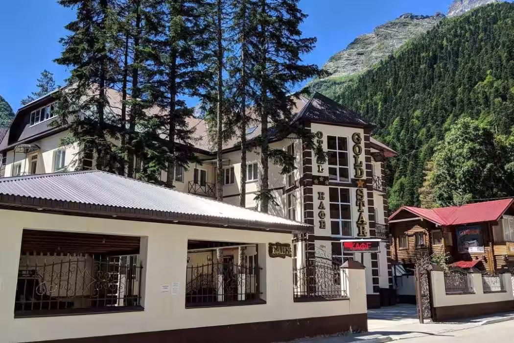 Отель Gold Star / Голд Стар Домбай - Фото 1. Здание