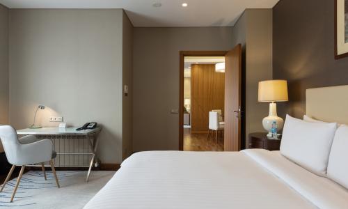 Sochi Marriott Krasnaya Polyana Красная Поляна, Сочи - Фото 90. Апартаменты 6-местные 4-комнатные (с 3 спальнями)