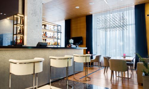 Отель Novotel Resort and spa Krasnaya Polyana Эсто-Садок, Сочи - Фото 15. Лобби бар