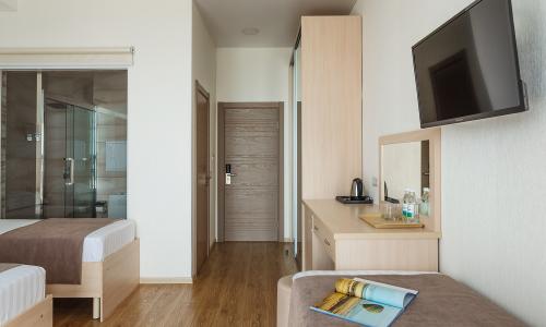 Отель Дель Мар Инн / Del Mar Inn Витязево, Анапа - Фото 77. Стандартный 4-местный (вид на поселок)