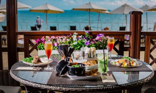 Свисс отель Резорт Сочи Камелия / «Swissotel Resort Sochi Kamelia» Сочи - Фото 52. Бар на пляже