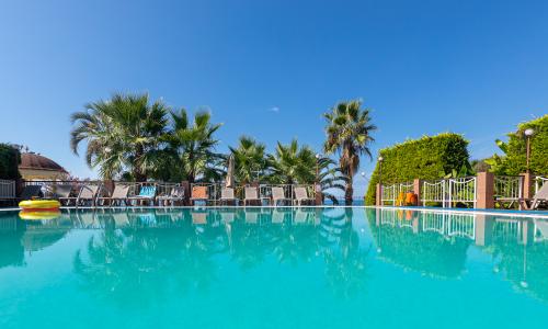 Alex Resort & Spa Hotel Гагра - Фото 13. Бассейн