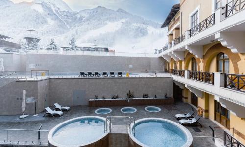 Отель Novotel Resort and spa Krasnaya Polyana Эсто-Садок, Сочи - Фото 53. Супериор 2-местный (КИНГ, с видом на бассейн)