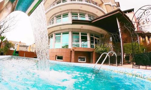 МиЛоо Family Resort Hotel Лоо, Сочи - Фото 20. Фасад и бассейн