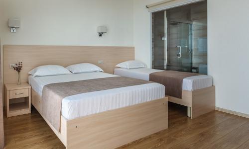 Отель Дель Мар Инн / Del Mar Inn Витязево, Анапа - Фото 79. Стандартный 4-местный (фрагментарный вид на море)