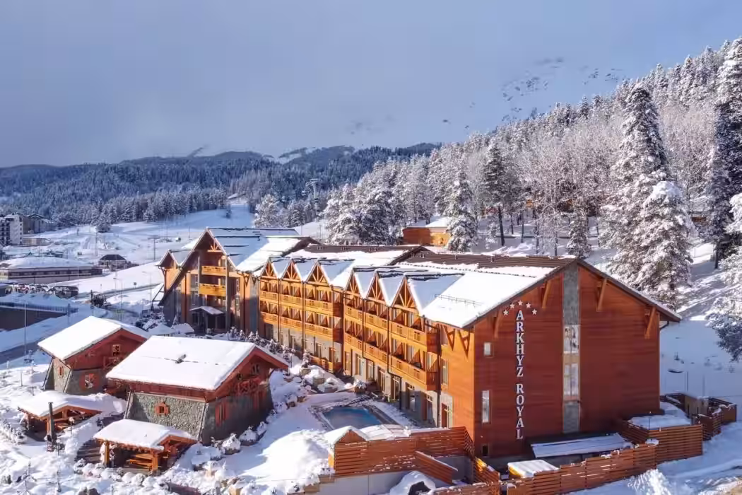 «Arkhyz Royal Resort & Spa» / «Архыз Роял Резорт и СПА» отель Архыз - Фото 1. Здание