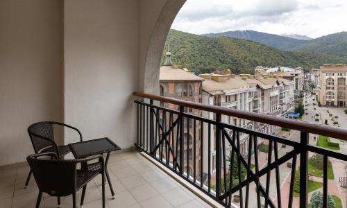Sochi Marriott Krasnaya Polyana Красная Поляна, Сочи - Фото 93. Апартаменты 6-местные 4-комнатные (с 3 спальнями)