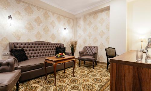 Amra Park-hotel SPA Гагра - Фото 150. Люкс 2-местный 2-комнатный (с джакузи, корпус 1)