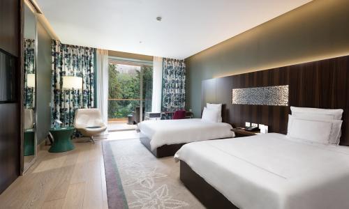 Свисс отель Резорт Сочи Камелия / «Swissotel Resort Sochi Kamelia» Сочи - Фото 78. Номер Swiss Advantage 2-местный (с видом на парк, с 2 полутораспальными кроватями)