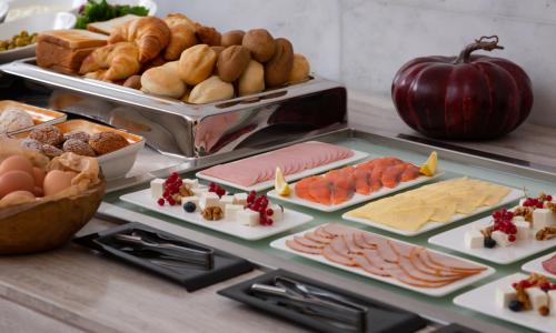Отель Ibis Styles / Ибис Стайлс Красная Поляна Эсто-Садок, Сочи - Фото 19. Завтрак "Шведский стол"