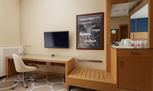 Отель Novotel Resort and spa Krasnaya Polyana Эсто-Садок, Сочи - Фото 52. Супериор 2-местный (КИНГ, с видом на бассейн)