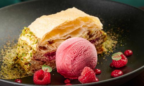 PULLMAN Сочи Центр Сочи - Фото 21. Мильфей с фисташковым кремом и малиной