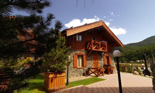 «Arkhyz Royal Resort & Spa» / «Архыз Роял Резорт и СПА» отель Архыз - Фото 10. Территория