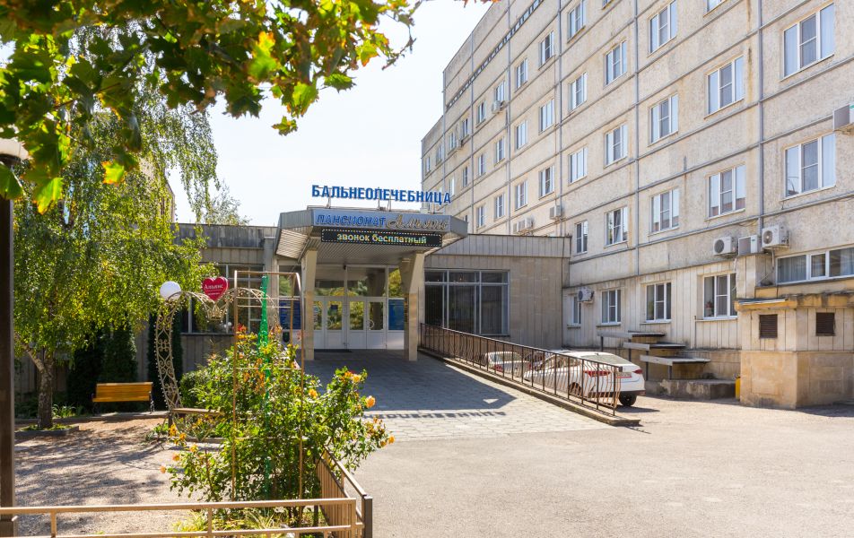 Санаторий Бальнеогрязелечебница Железноводск - Фото 1. Фасад
