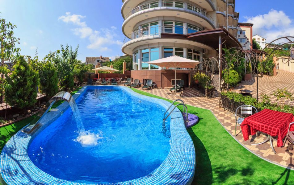 МиЛоо Family Resort Hotel Лоо, Сочи - Фото 1. Фасад и бассейн