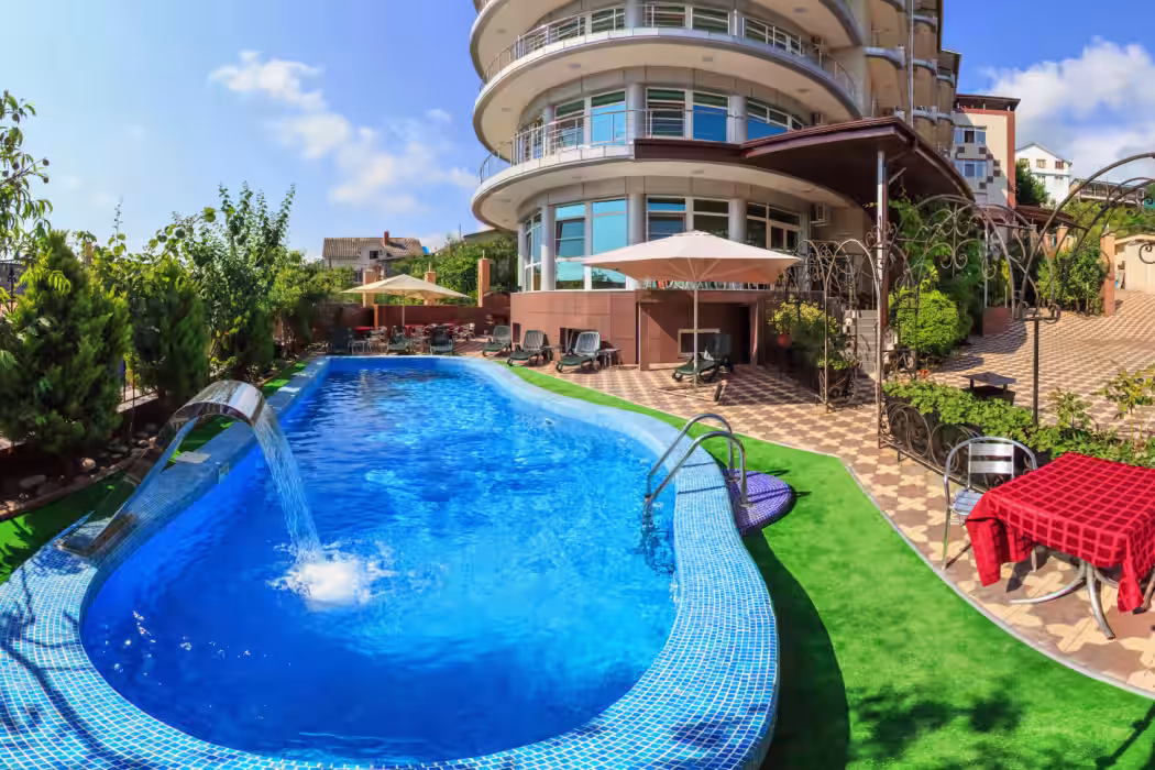 МиЛоо Family Resort Hotel Лоо, Сочи - Фото 1. Фасад и бассейн