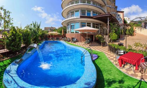 МиЛоо Family Resort Hotel Лоо, Сочи - Фото 1. Фасад и бассейн