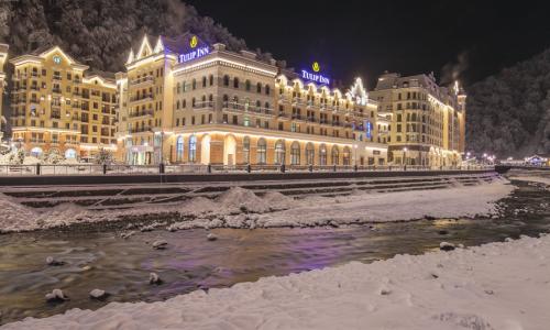 Отель «Tulip Inn» / Тюлип Инн Роза Хутор, Сочи - Фото 4. Внешний вид зимой