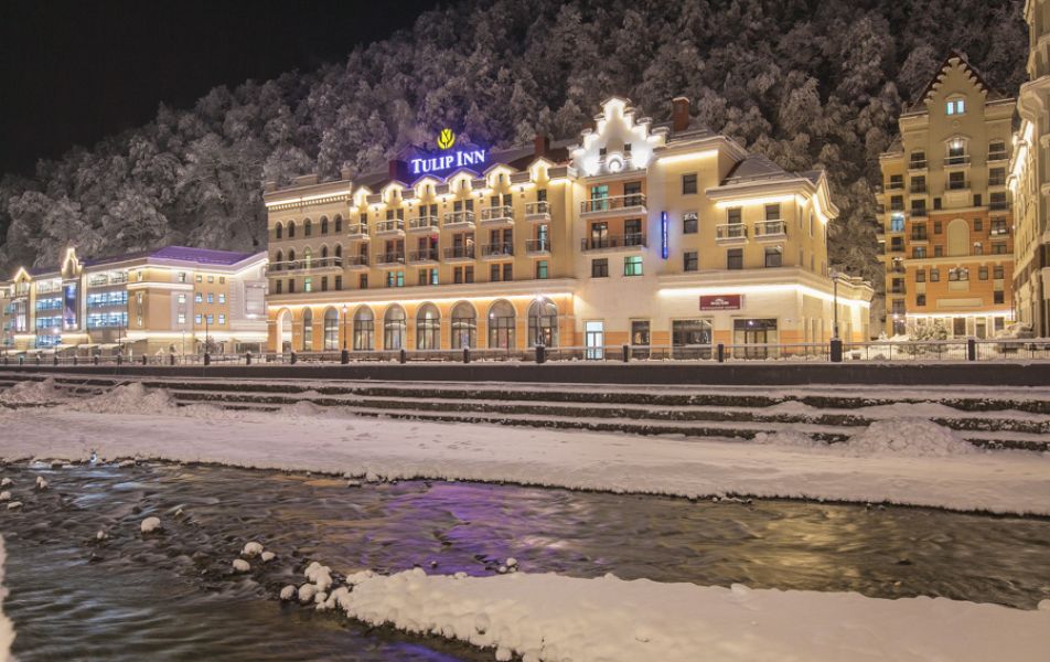 Отель «Tulip Inn» / Тюлип Инн Роза Хутор, Сочи - Фото 1. Внешний вид зимой