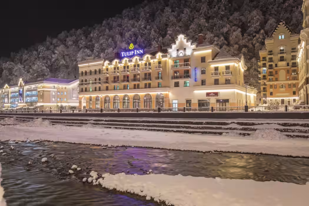 Отель «Tulip Inn» / Тюлип Инн Роза Хутор, Сочи - Фото 1. Внешний вид зимой